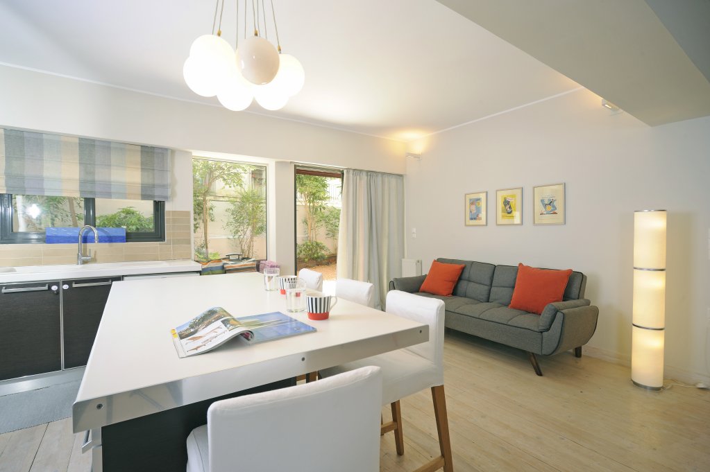 Фото Koukaki Garden Escape Child Friendly Apartment 