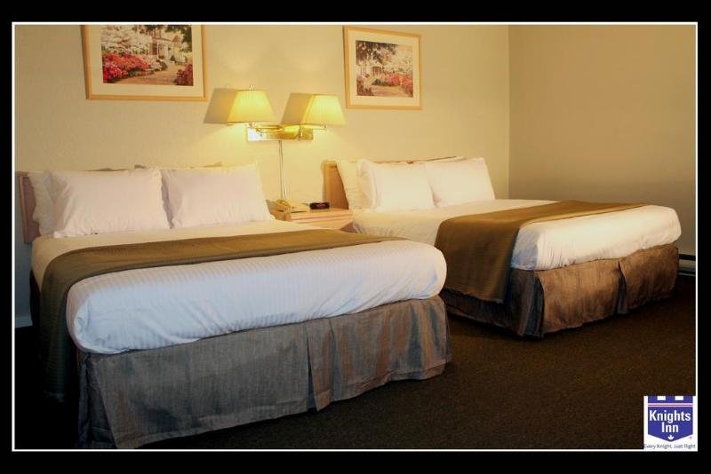 Фото Knights Inn Kamloops