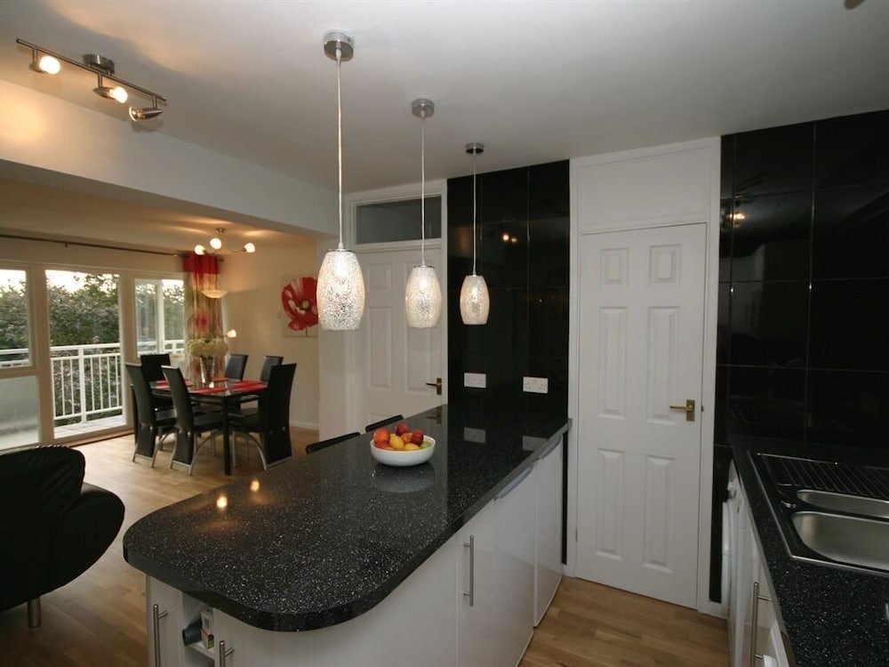 Фото Bishop's Court Apartment