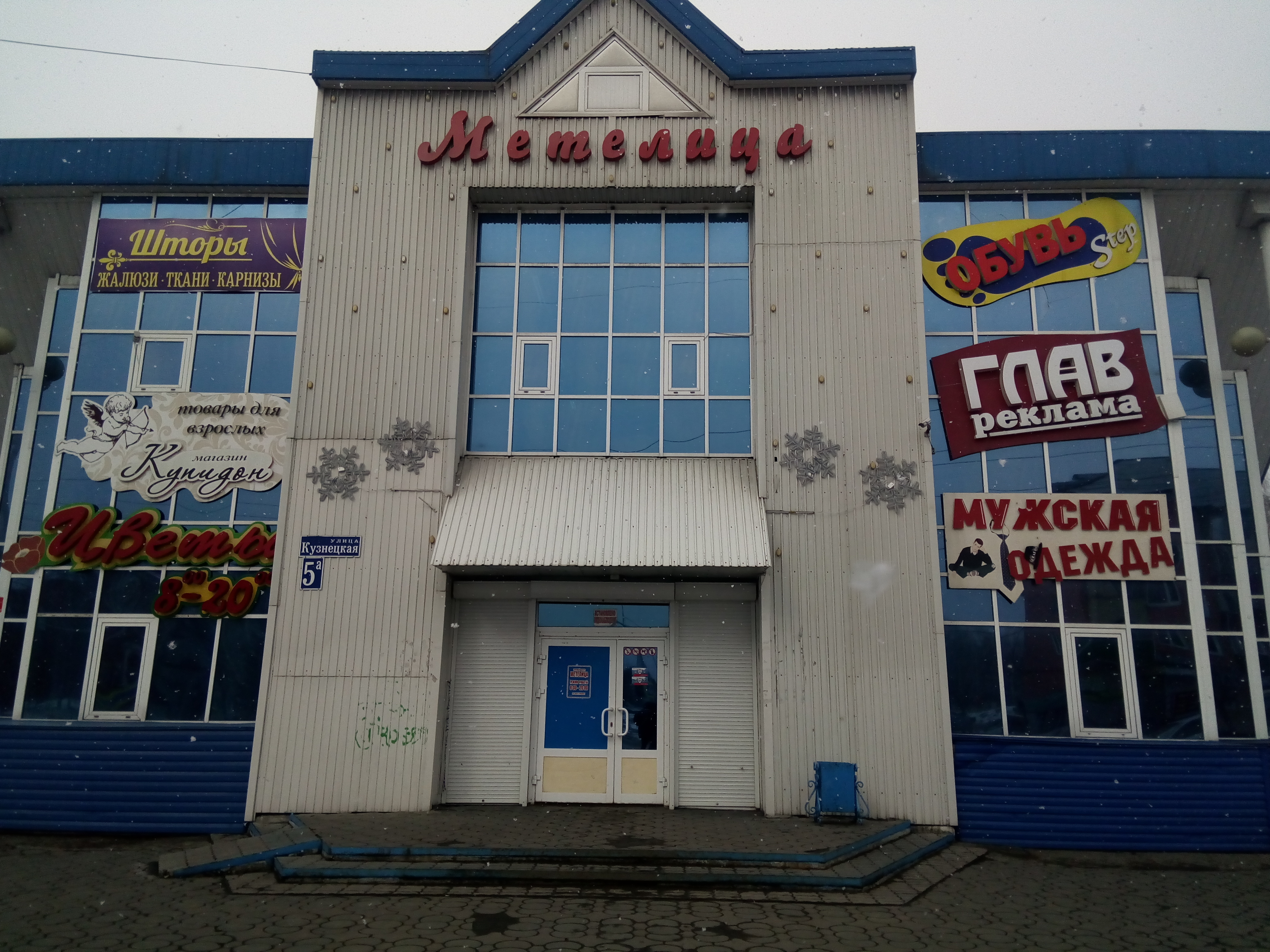 Жігіт юбкадағы үрлемелі қуыршақты трахает