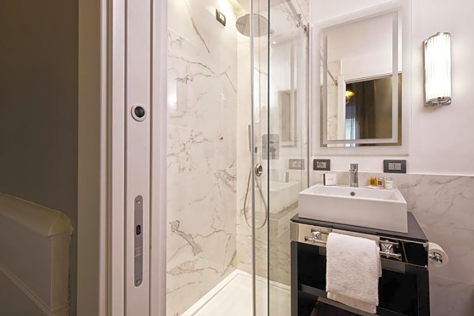 Фото The Independent Suites