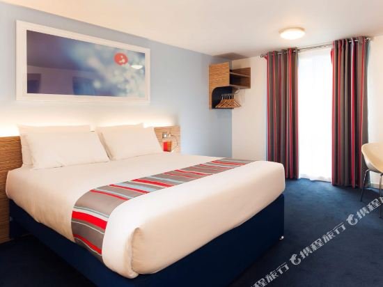 Фото Travelodge Dundee Strathmore Avenue