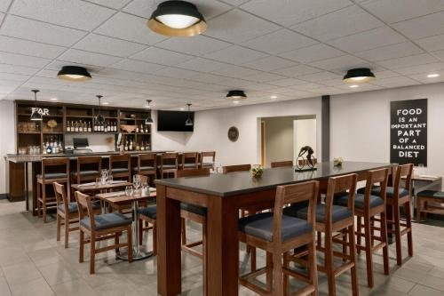 Фото Four Points by Sheraton Raleigh Arena