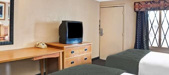 Фото Knights Inn Madison Heights