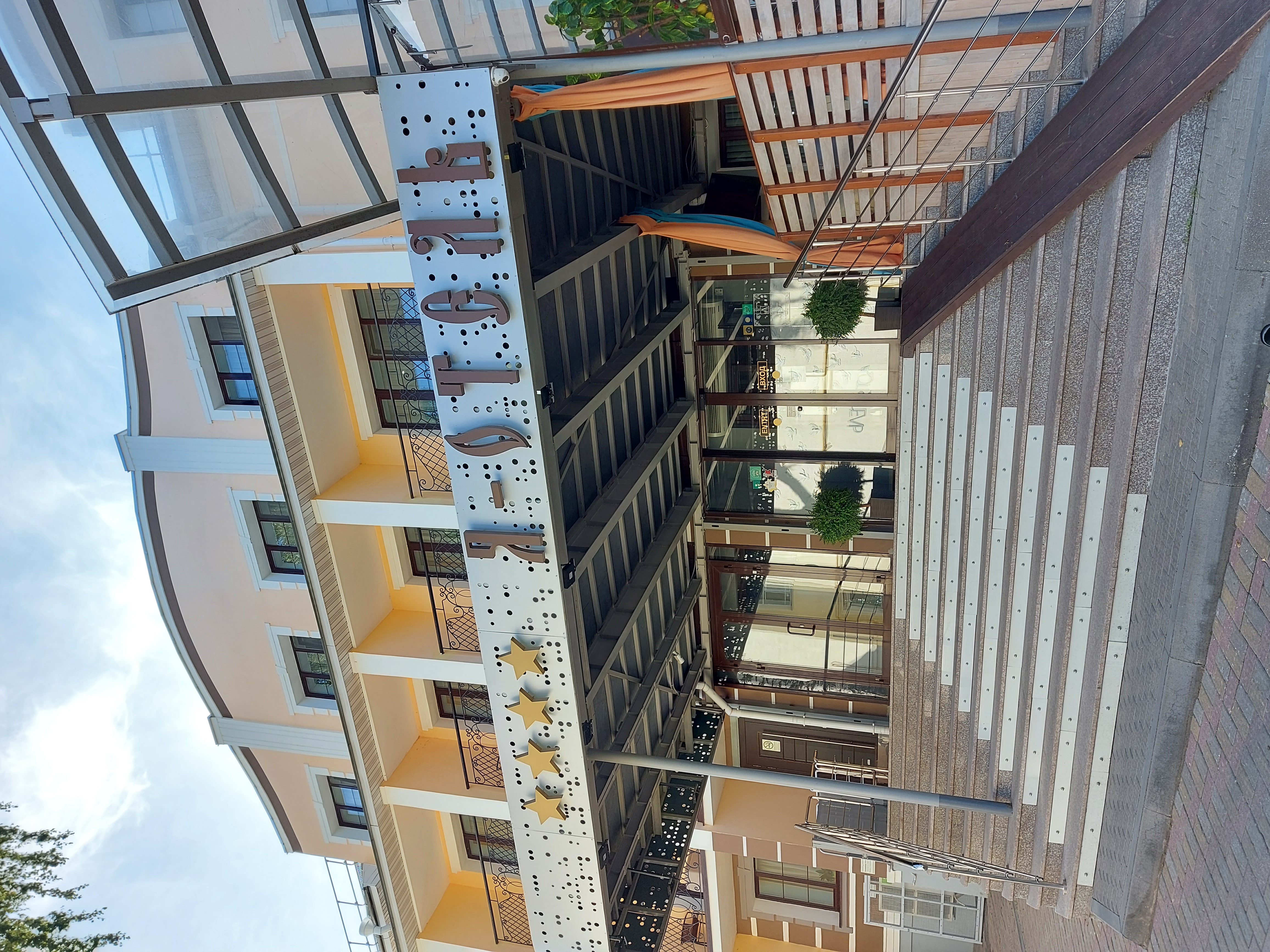 Фото отеля 2