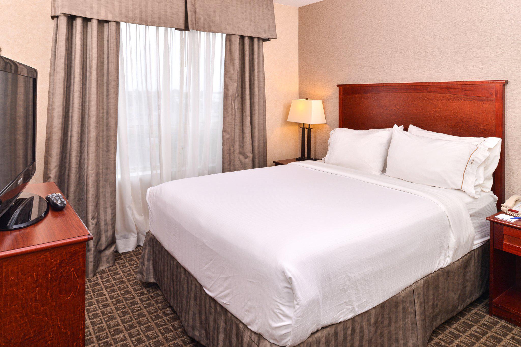 Фото Holiday Inn Express and Suites Edmonton North
