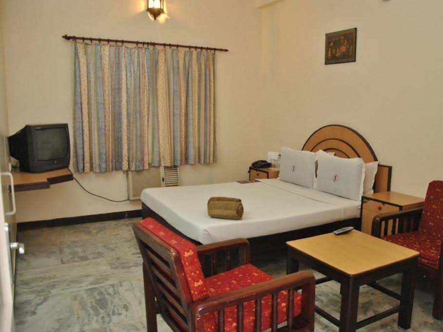 Фото Oyo 7829 Santhi inn