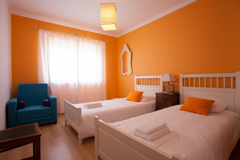 Фото Ericeira Chill Hill Hostel & Private Rooms - Peach Garden