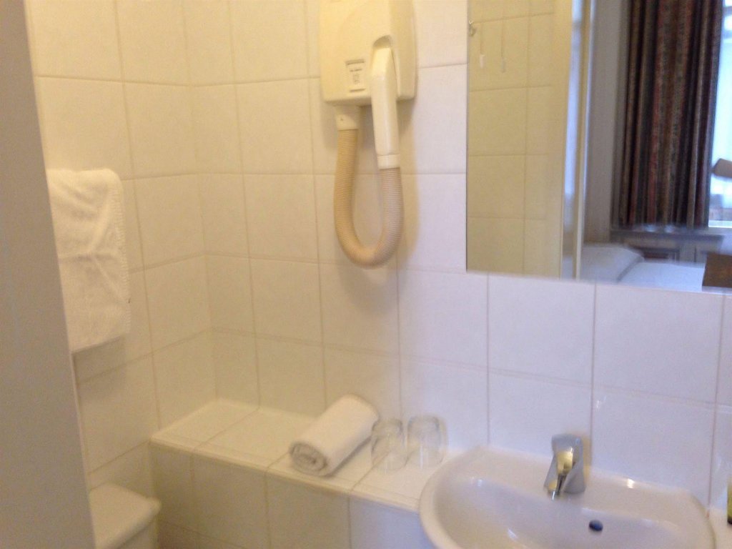 Фото Merlyn Court Hotel