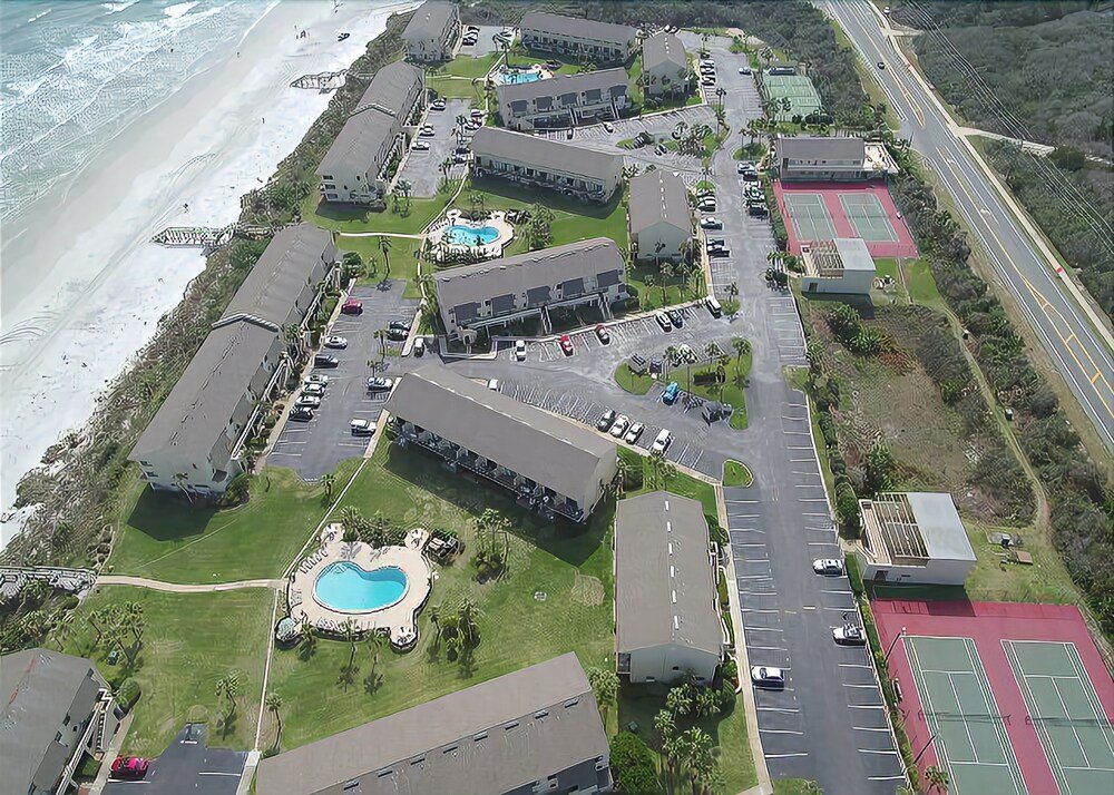 Фото Sleeps 6, Ocean View Condo, 4 Heated Pools - Summerhouse 232