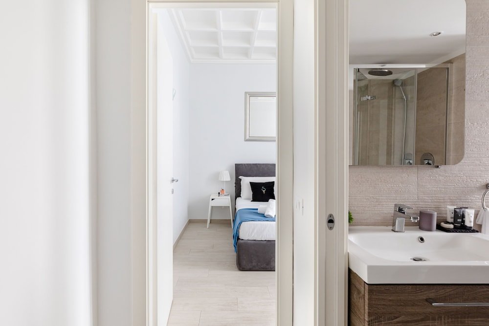 Фото A World Aparts - 61 Margutta