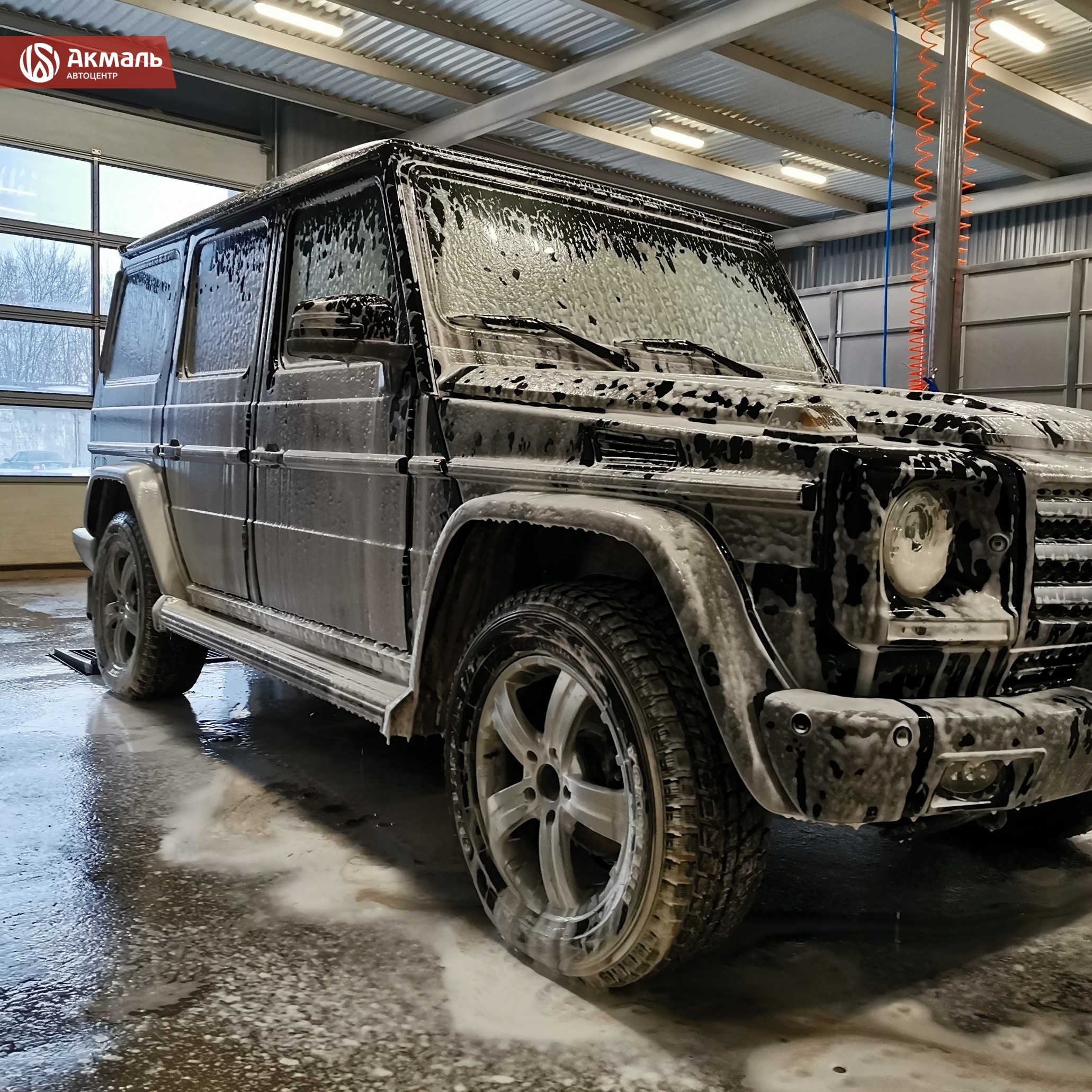 Қоғамдық моншадағы әйел мен ер адамның видеосы