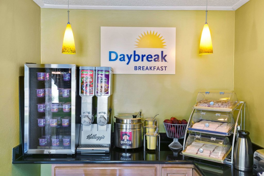 Фото Days Inn by Wyndham Torrington