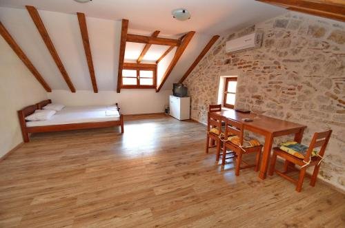 Фото Apartments Historic Stone House