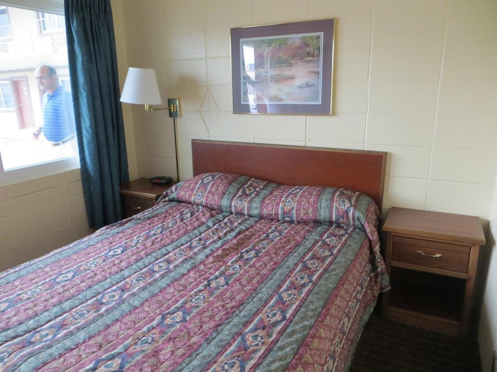 Фото Deluxe Inn - Council Bluffs