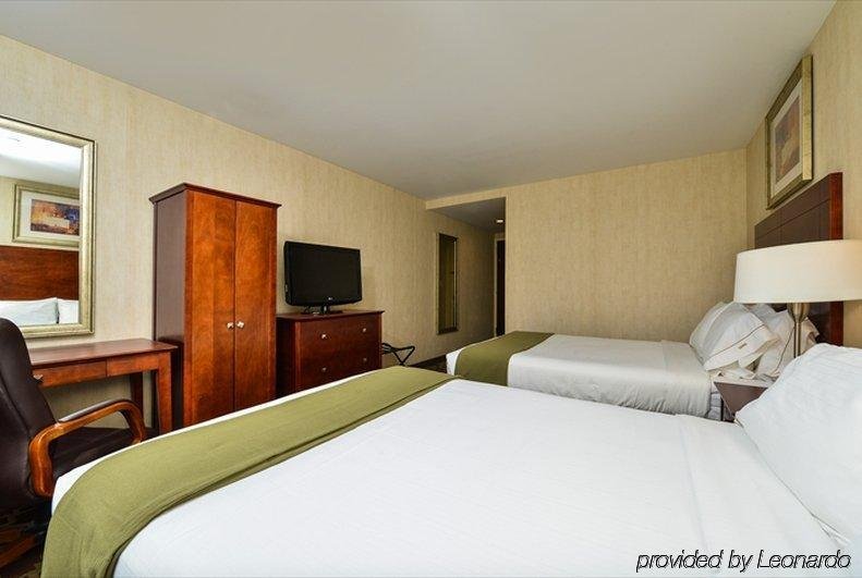 Фото Holiday Inn Express Staten Island West