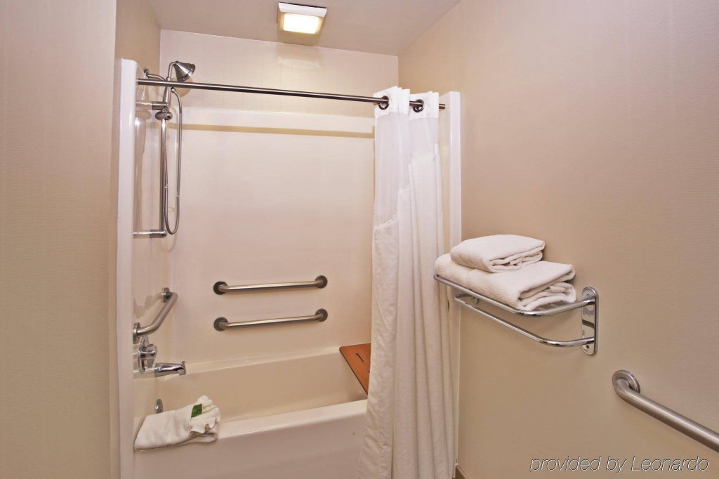 Фото Holiday Inn Express Hotel & Suites Grand Rapids-North, an Ihg Hotel