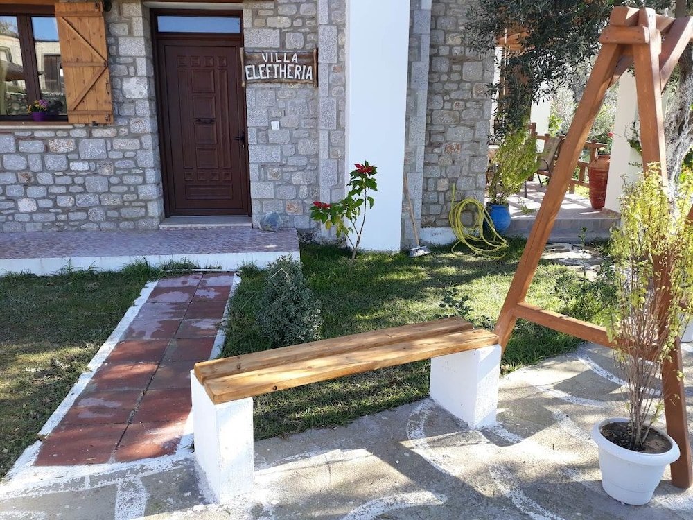 Фото To Stolidi tis Psinthou