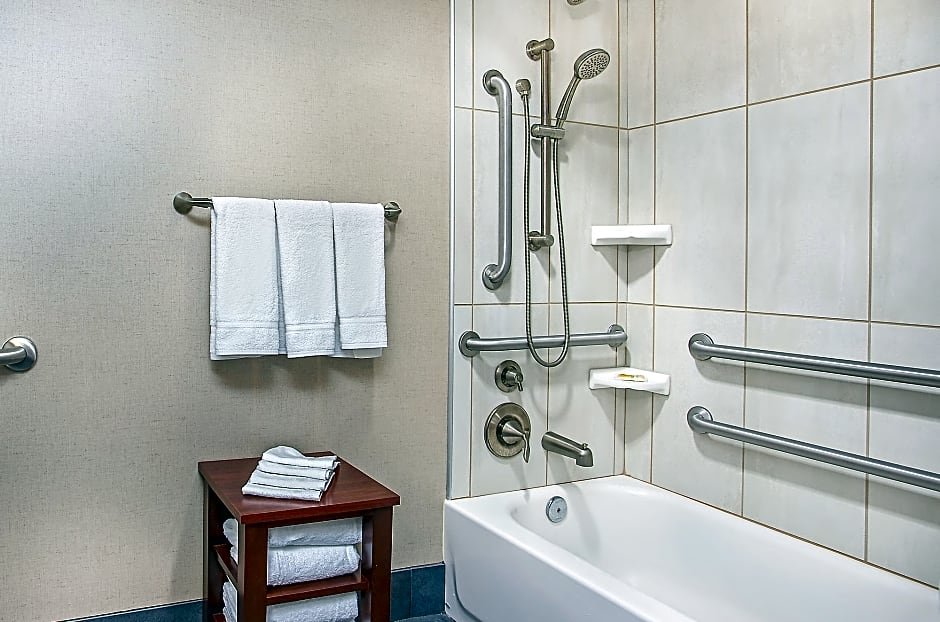 Фото Holiday Inn University Plaza-Bowling Green, an Ihg Hotel