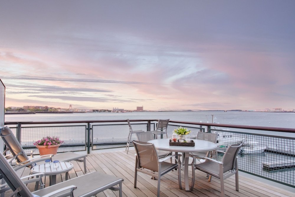 Фото Boston Yacht Haven Inn & Marina