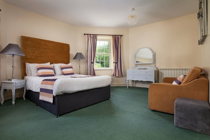 Гостиница Fox & Hounds Country Hotel