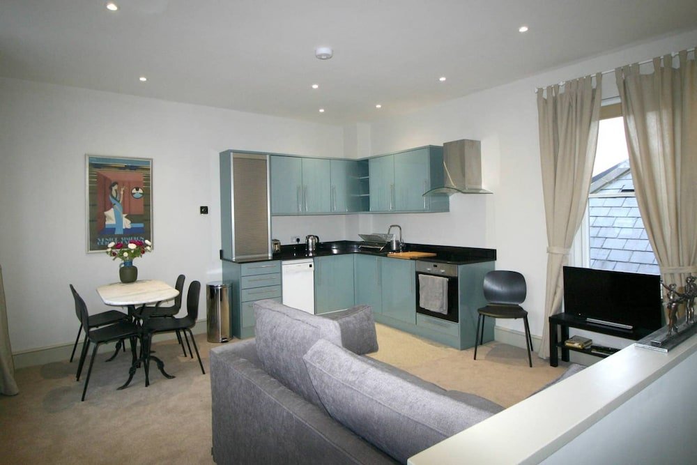 Фото Stylish Light-filled 1 Bedroom Flat In Hammersmith