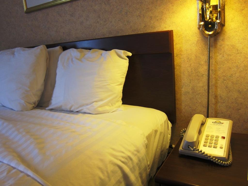 Фото Days Inn by Wyndham Toronto East Lakeview