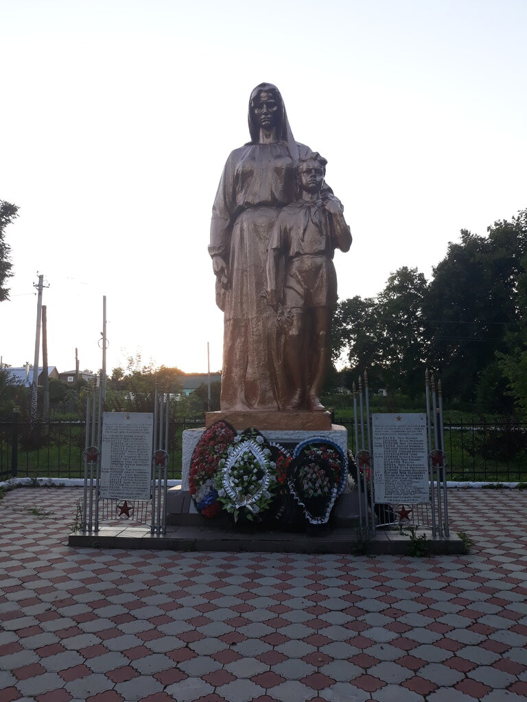 Monumento, memorial Братская могила Скорбящая мать и пионер, , foto
