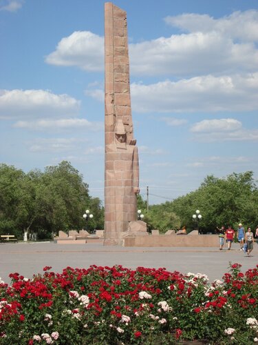 Әскери мемориал, бауырластар зираты Uly Otan soǵys jyldarynda opat bolǵan aqtóbelіkter qurmetіne ornatylǵan Dańq Obelıskі, Ақтөбе, фото