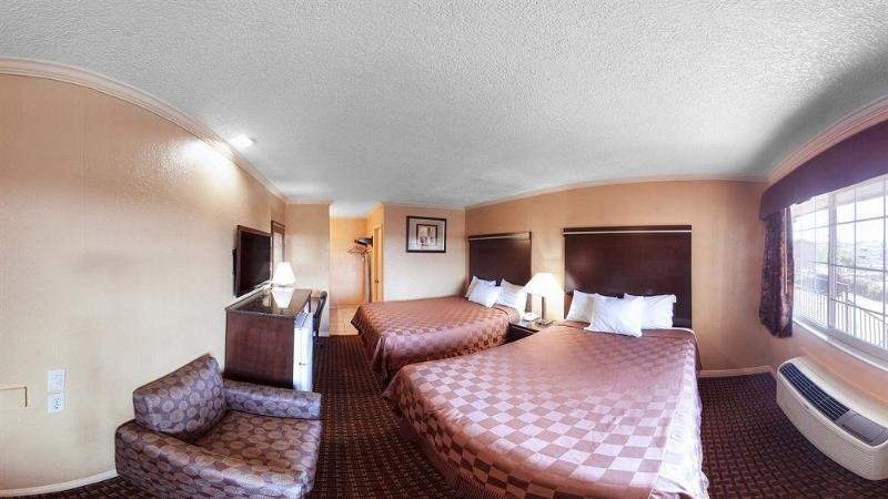 Фото Rodeway Inn Lemon Grove San Diego East