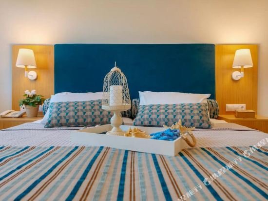 Фото Dolphin Bay Hotel