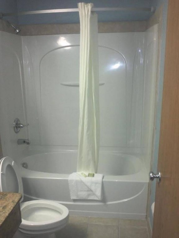 Фото Super 8 by Wyndham Charlotte University