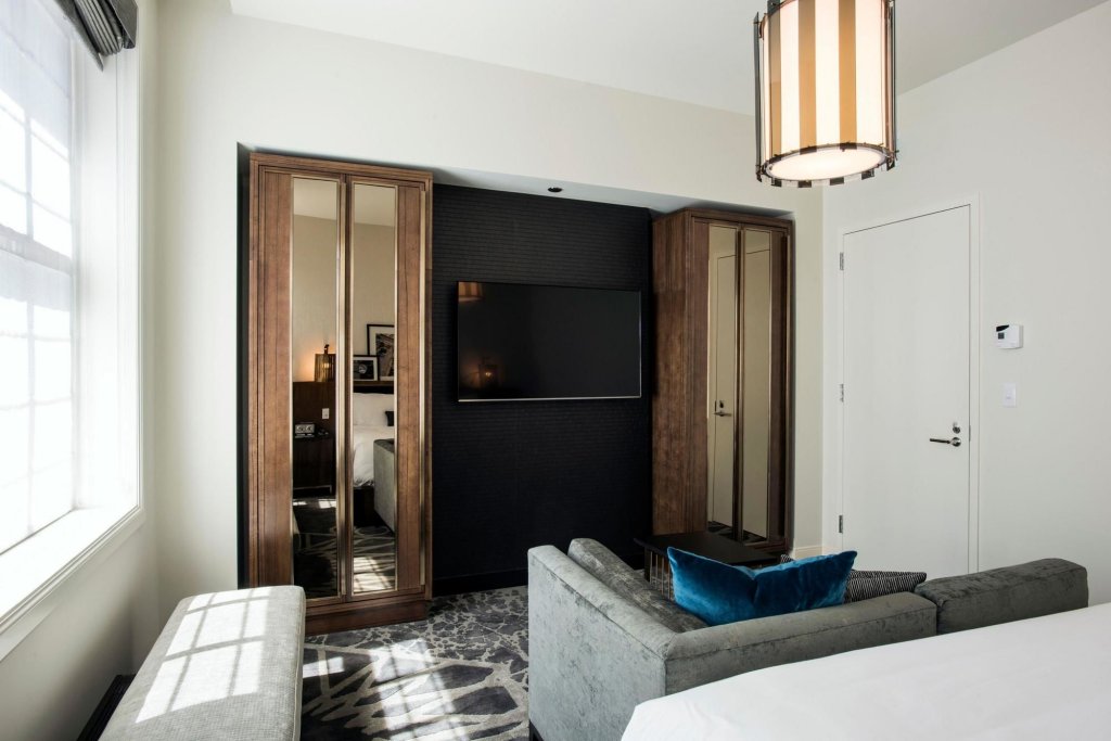 Фото LondonHouse Chicago, Curio Collection by Hilton
