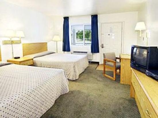 Фото Travelodge by Wyndham Traverse City Mi