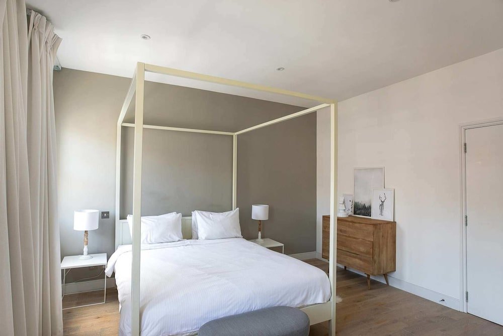 Фото Bright 2br Home in West Kensington, 6 Guests