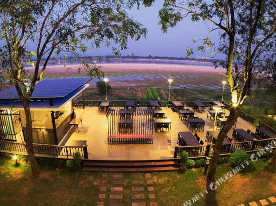 Фото The River Hotel