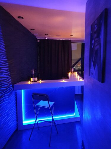 Үйде киім ауыстырып жатқан әйелдер суреті