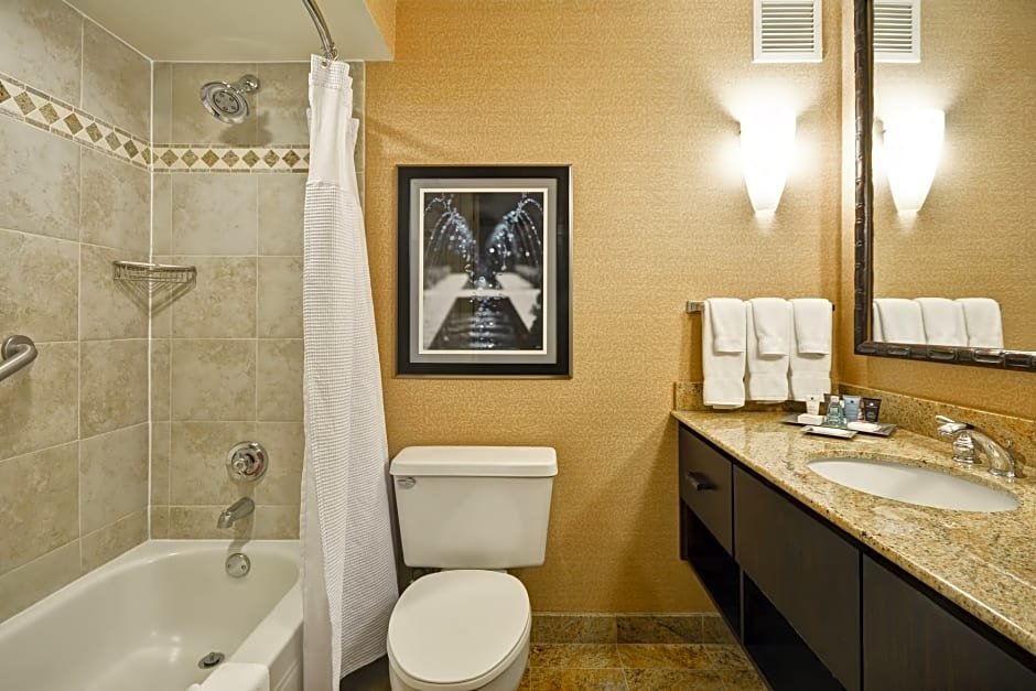 Фото Crowne Plaza Tulsa - Southern Hills