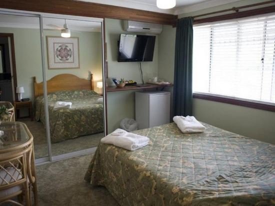 Фото Ainslie Manor B&b