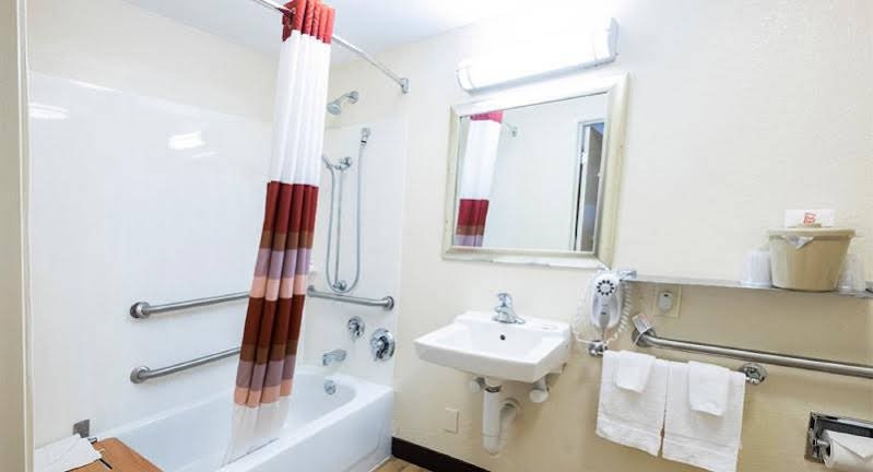 Фото Red Roof Inn Detroit - Dearborn/Greenfield Village