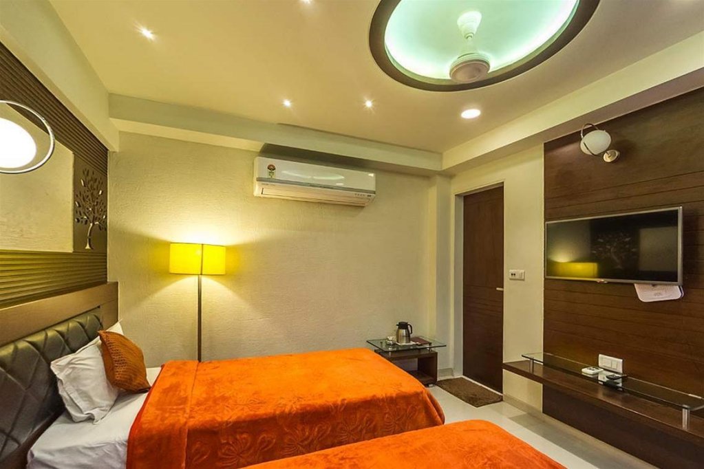 Фото Hotel Grandpragati