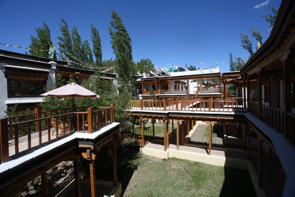 Фото Welcomheritage Lha - Ri - Sa Resort