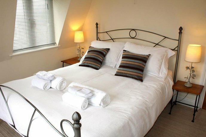 Cotswolds Valleys Accommodation - Exclusive use character one bedroom family holiday apartment