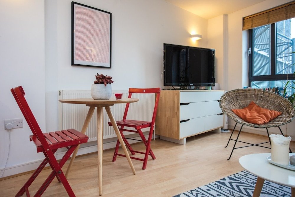 Фото Lovely Victorian Flat for 6 in Stoke Newington