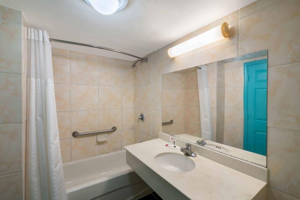 Фото Howard Johnson by Wyndham Atlanta College Park