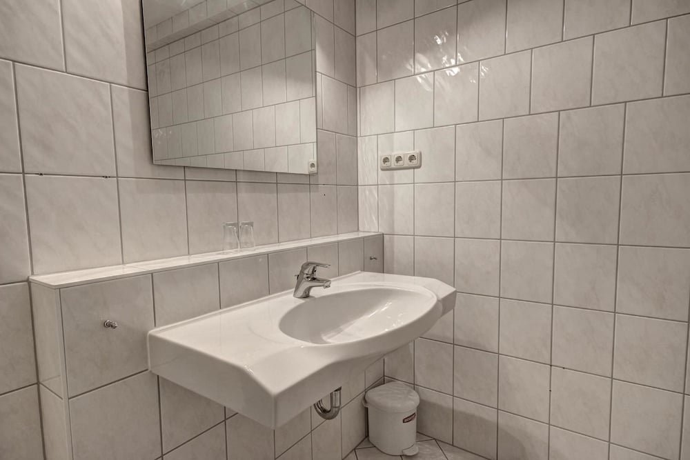 Фото Hotel Zum Halbmond