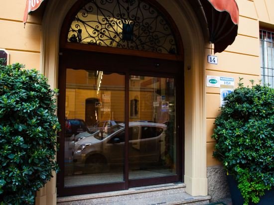 Фото Astoria Suite Apartments