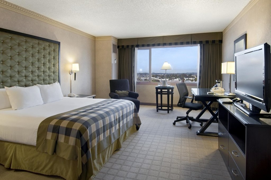 Фото Hilton Long Beach Hotel