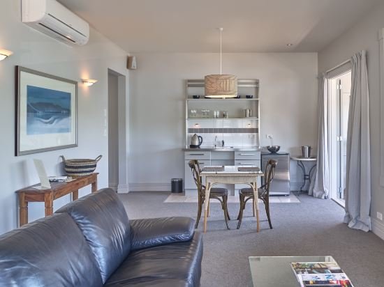 Фото Akaroa Village Inn