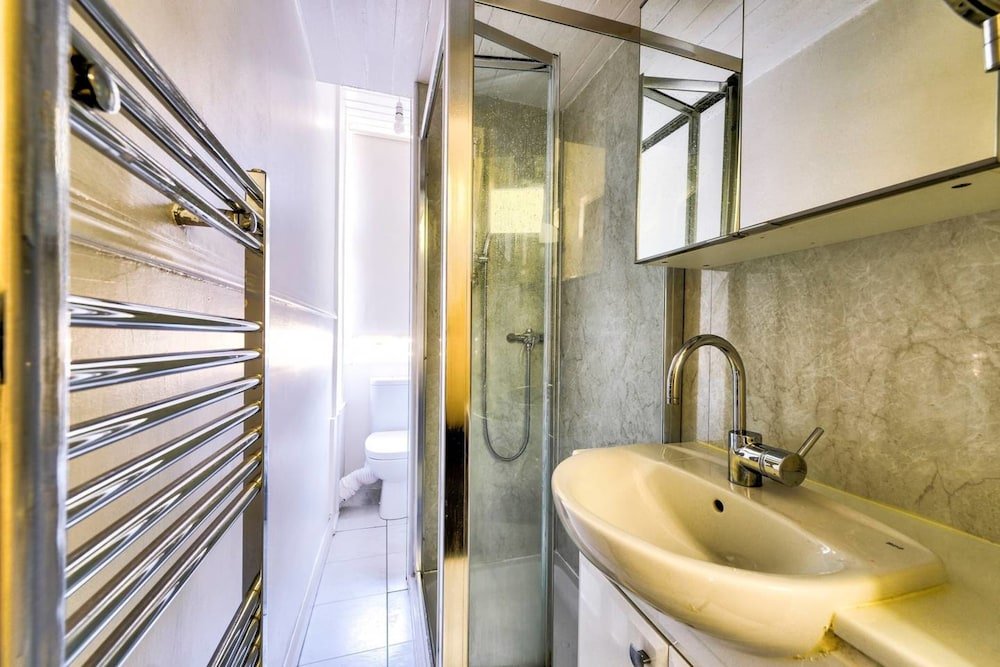 Фото Comfortable 1 Bedroom Flat, Close To City Centre